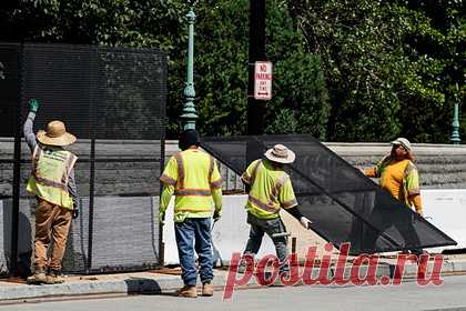 В США перестали бояться штурма Капитолия и снесли забор. Металлическое ограждение, установленное вокруг Капитолия после его штурма сторонниками экс-президента Дональда Трампа 6 января, снесли. Разбор конструкции высотой два метра начался в пятницу, 9 июля. В заявлении парламентского пристава сказано, что забор быстро поставят вновь, если того потребуют изменившиеся условия.