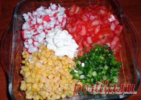 Салат с крабовыми палочками и сухариками