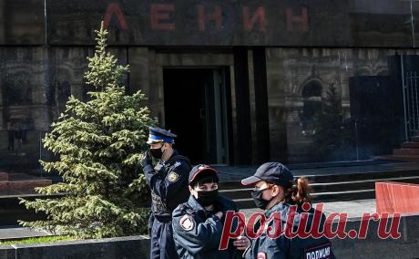 Житель Читы пытался поджечь Мавзолей Ленина коктейлем Молотова. На мужчину составили протокол о неповиновении полиции. Во время задержания он оказал сопротивление и вел себя неадекватно