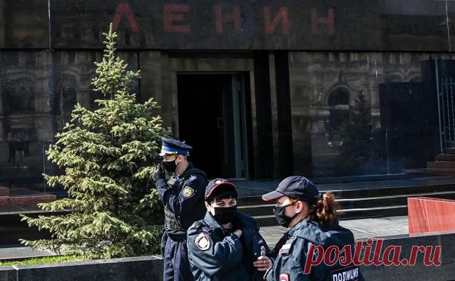 Житель Читы пытался поджечь Мавзолей Ленина коктейлем Молотова. На мужчину составили протокол о неповиновении полиции. Во время задержания он оказал сопротивление и вел себя неадекватно