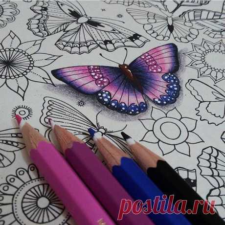 Shading to make a 3D butterfly @jardimsecretolove is very talented 😍 #art #adultcoloringbook #color #coloring #coloringbook #coloringbookforadults #prismacolor #colorist #calm #relaxing #chill #doodle #doodles #majesticcoloring