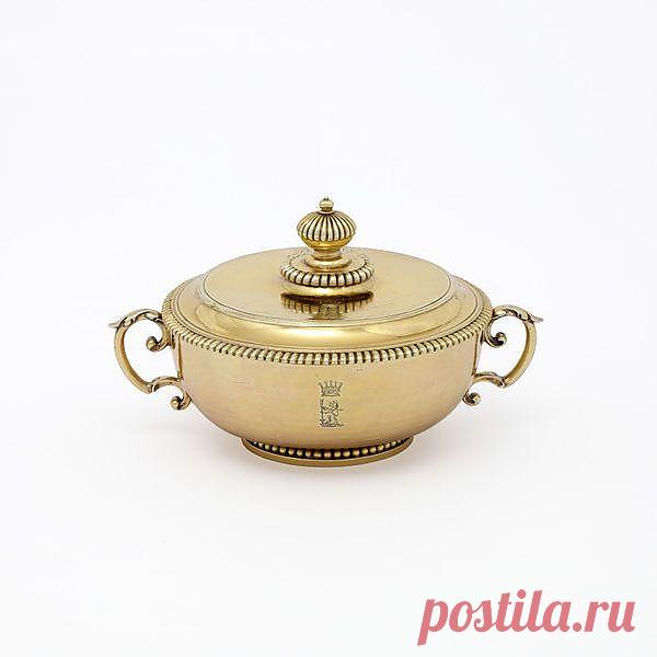 Древним египтянам и шумерам пудрой служила красная и желтая охра. И сейчас ею пользуются многие племена Африки, Южной Америки и Океании. Гречанки пудрили лица свинцовыми белилами, этот обычай у них переняли римлянки, которые пудрились также белой глиной.