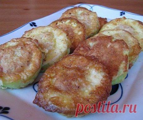 Кабачки с мясом в кляре 
Ингредиенты: 
- 2 – 3 молодых кабачка 
- 300 г мяса (можно в любом раскладе – свинина, говядина, смешанный фарш, курица и даже рыба) 
- 1 луковица 
- 1 – 2 ломтика белого хлеба (можно и без него) 
- 1 яйцо 
- Соль, перец, чеснок (по желанию) 
Для кляра: 
- Мука – 2 столовые ложки 
- 1 – 2 куриных яйца 
- 2 – 3 чайные ложки молока 
- Соль, перец