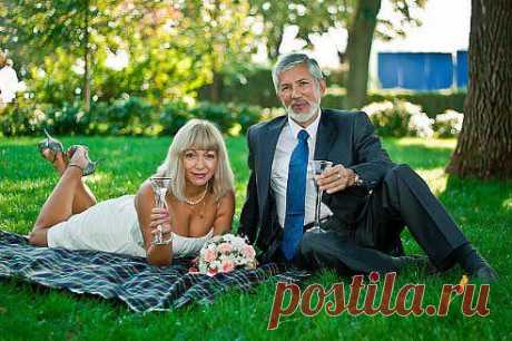 Когда тебе уже за тридцать - так утром хочется поспать!..Проснувшись в пятьдесят — гордиться, что выглядишь на тридцать пять.. А стукнет семьдесят — молиться: «Ещё одна минула ночь!»... Дай Бог нам жизнью насладиться... ПОКА МЫ МОЖЕМ ЧТО - ТО МОЧЬ...