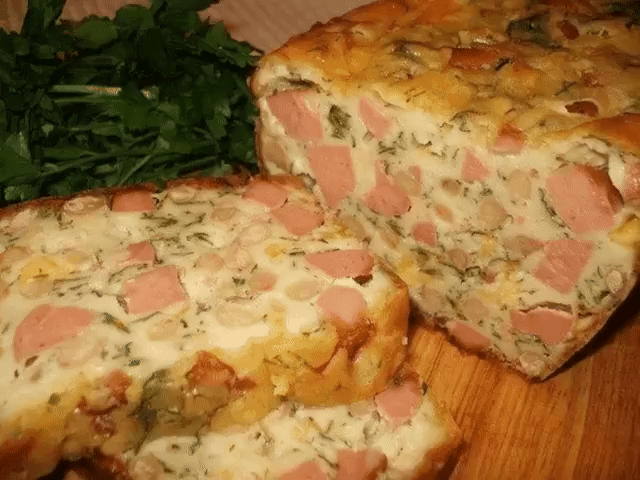 Мясной кекс
Ингредиенты для приготовления:
● Сардельки — 3 шт.
● Сыр — 100 г
● Майонез — 100 г
● Сметана — 100 г
● Фасоль — 400 г
● Яйца — 3 шт.
● Зелень
● Сода — 1 ч. л. гашеная уксусом
● Мука - 1 стакан
Приготовление:
1. В миску разбить яйца, добавить майонез, сметану, перемешать. Добавить соду, гашеную уксусом 9 %. Добавить муку, перемешать.
2. Сардельки и сыр нарезать кубиками, зелень мелко нарезать. Добавить в тесто перечисленные продукты и фасоль. Перемешать.
3. Выложить смесь в форм