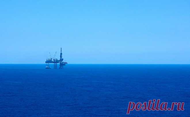 WSJ узнала о предупреждении Эр-Рияда о падении цен на нефть до $50. Цены на нефть могут упасть почти на 50%, если такие страны как Ирак и Казахстан не будут соблюдать квоты ОПЕК+, заявил министр нефти Саудовской Аравии, выяснила WSJ. Делегаты картеля восприняли эти слова как завуалированную угрозу