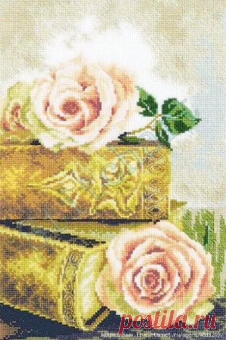 Розы на книгах. Вышивка крестом.