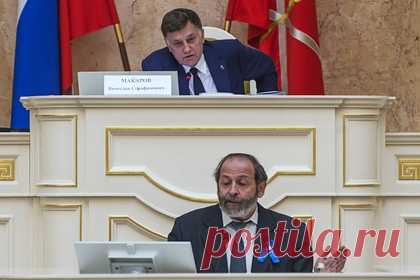 Депутат обратится к властям Петербурга после увольнения учительницы из-за стихов. Депутат законодательного собрания Санкт-Петербурга Борис Вишневский обратится к властям после увольнения учительницы гимназии № 168 Серафимы Сапрыкиной из-за чтения десятиклассникам стихов Александра Введенского и Даниила Хармса. Он назвал эту историю дикой, и заявил о готовности помочь учительнице.