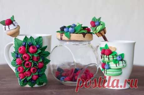 Украшаем стекло полимерной глиной: декор, с которым справится даже ребенок - Журнал "Сам себе изобретатель" Полимерная глина — универсальный материал, с которым можно сделать множество удивительных поделок. При желании, им можно украсить любые стеклянные фужеры или обычное стекло на окне. Ниже приведены примеры украшения различных предметов полимерной глиной. Украшение стекла Из полимерной глины можно сделать любые вещи. Все, что нужно, это немного фантазии и умелые ручки....