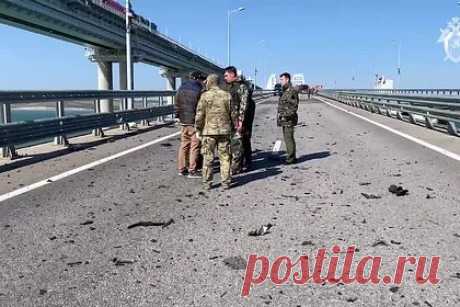 ФСБ заявила о связи сотрудника Минобороны Украины со взрывом на Крымском мосту. ФСБ заявила, что сотрудник Минобороны Украины под псевдонимом Иван Иванович был причастен к организации взрыва на Крымском мосту и контролировал передвижение опасного груза по всему маршруту. Для связи с агентами и их пособниками он использовал анонимный виртуальный номер, купленный в интернете.