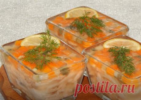 ЗАЛИВНОЕ РЫБНОЕ (из набора на уху)

Из наборов на уху получается много замечательных блюд.Я покупаю обычно наборы на уху из лососевых .
Из них не только вкусная уха либо рыбная солянка , но и очень-очень вкусное заливное .
Такое вкусное ,что его не стыдно подать даже на праздничный стол .
Получается оно зеркальным ,блестящим и готовить его очень просто!

В дополнение я обязательно использую запечённую или отварную морковь и крепкий ,хрустящий маринованный огурчик ..
Сами п...