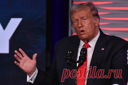 Трамп отреагировал на обвинения в фашизме и сравнение с Гитлером. Экс-президент Соединенных Штатов Дональд Трамп в ответ на сравнения с лидером нацистской Германии Адольфом Гитлером рассказал, что не следил за его речами и не является его последователем. Об этом политик рассказал в интервью радиоведущему Хью Хьюитту. По словам Трампа, он ничего не знает о Гитлере.