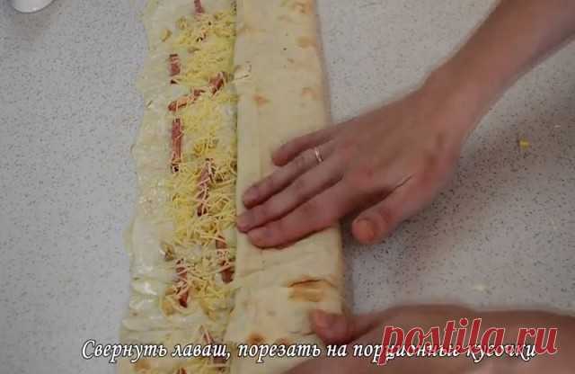 Жареный лаваш с колбасой и сыром

Ингредиенты:
-Лаваш — 2 шт 
-Сырок плавленый («Янтарный» ) — 100 г 
-Шампиньоны (маринованные) — 100 г 
-Сыр голландский — 200 г 
-Колбаса (варено-копченая) — 200 г 
-Сметана — 2 ст. л. 
-Масло растительное ( для жарки) — 80 мл 

Приготовление:
Колбасу порезать соломкой. 
Шампиньоны порезать мелким кубиком. 
Сметану и сырковую массу перемешать до однородности. 
Смазать сметано-сырковой массой лаваш. 
Выложить колбасу, посыпать грибочками и...