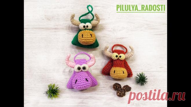Как связать бычка на елку — видео мк А как вам эти создания? Прелестные озорные бычки могут и на столе постоять, и на елке повисеть. Создала их та же Евгения, что и черного бычка с кольцом. Она и видео мастер класс для нас сняла. Смотрим, учимся и вяжем.И еще одна новогодняя игрушка мне импонирует — бычок в виде шарика...