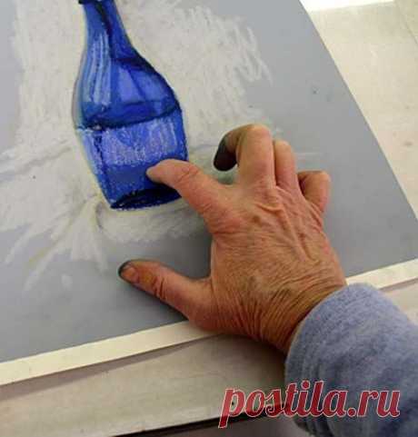 ​Желтый нарцисс в синей вазе