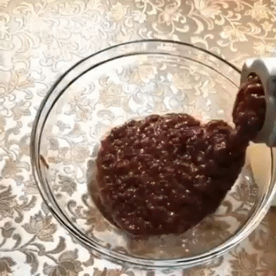 Печеночные трубочки!
Очень простая, но в то же самое время очень вкусная закуска
Красота !!! 
Для блинчиков:
-Печень говяжья 500 гр
-Молоко 200 гр
-Яйца 2 шт
-Мука 3-4 ст.л
-Немного перца
Приготовление:
Измельчите печень в мясорубке. Добавляйте молоко+яйца+соль+перец. Перемешивайте и добавляйте муку. Жарьте блинчики с 2-х сторон 3-4 м.
⠀
Помазка для блинчиков:
-Яйца 5 шт.
-Чеснок по вкусу 5-6 зубч.
-Майонез 2 ст. л.
-Сметана 2 ст. л.
-Соль;
-Перец;
Приготовление:
Отваите яйца и натрите. Доб