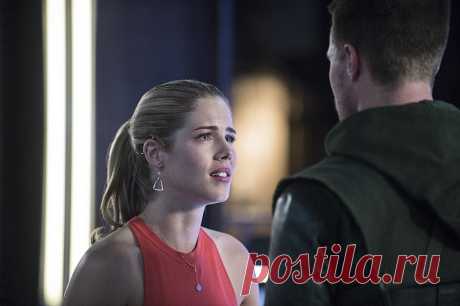 Эмили Бетт Рикардс (Emily Bett Rickards)