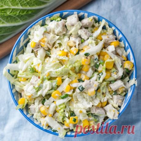 Салат из пекинской капусты с курицей за 15 минут! Готовится из самых простых ингредиентов! - Стильные новости Салат готовится очень легко и на его приготовление понадобится буквально 15 минут. ИНГРЕДИЕНТЫ:капуста пекинская — 400 гкукуруза консервированная — 1 банкакуриная грудка (отварная) — 300 глук зелёный — 1 пучок (50 г)майонез — 2 ст. л.горчица дижонская — 2 ч. л.соль — по вкусуперец чёрный молотый — по вкусуСначала подготовим ингредиенты.Шинкуем пол кочана пекинской капусты, […]
