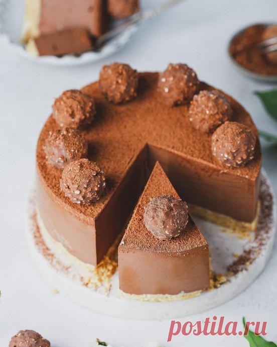 Сливочно-шоколадный чизкейк без выпечки Ингредиенты:Для основы:Печенье — 200 гСливки — 6 ст. л.⠀Для чизкейка:Крем чиз — 400 гТемный шоколад — 300 гСахарная пудра — 50 гЖелатин — 20 гВода — 120 млСливки 33–35% — 200 млПриготовление:1. Для основы измельчите блендером печенье в...