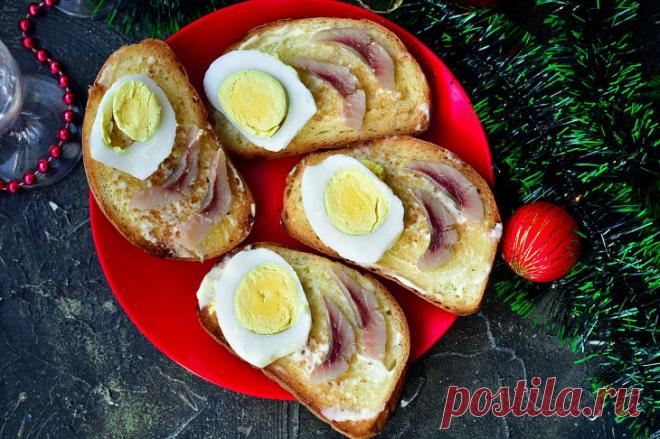 ​Гренки с яйцом и селедкой