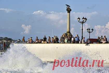 В Севастополе из моря выловили забывшую свое имя девушку. В Севастополе в Черном море очевидцы заметили плавающей девушку в одежде. Ее вытащили из воды, однако она не смогла назвать ни своего имени, ни адреса проживания. По предварительным данным, девушка находилась под воздействием наркотических веществ и упала в воду, где пробыла, пока ее не вытянули на берег.
