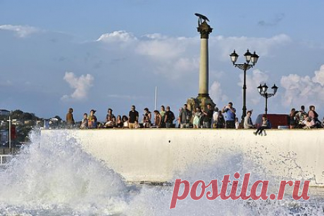 В Севастополе из моря выловили забывшую свое имя девушку. В Севастополе в Черном море очевидцы заметили плавающей девушку в одежде. Ее вытащили из воды, однако она не смогла назвать ни своего имени, ни адреса проживания. По предварительным данным, девушка находилась под воздействием наркотических веществ и упала в воду, где пробыла, пока ее не вытянули на берег.