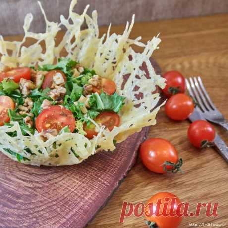 Салат из фризе и рукколы с орехом в сырной корзинке