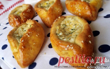 ЛОДОЧКИ с сыром и зеленью + МК !  
**Тесто: мука 300 г, раст/масло 3 ст/л, сахар 1 ч/л, соль,  пищ/сода 0.5 ч/л, кефир 150 г.  
*Начинка: творог 100 г, тверд/сыр 80 г, зелень рубленая 1 ст/л, яичный белок 1 шт, чеснок 1 зубчик, соль,  перец. 
*Смазка: раст/масло 2ст/л + желток. Посыпка: кунжут. 
*Экспериментируйте с начинкой !