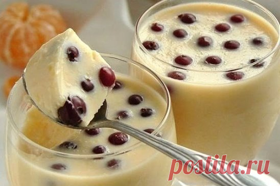 Рецепты молочных желе и муссов 😘
1. Желе молочное 
Ингредиенты: 
● 3/4 ст. ложки желатина, 
● 1/2 стакана воды, 
● 2,5 стакана молока, 
● 3 ст. ложки сахарного песка, ванилин. 
Приготовление: 
Порошок желатина залить кипяченой водой, вымочить его до мягкости в течение 30 мин и отжать. Вскипятить молоко, положить в него сахар, дать вскипеть, затем, сняв с огня и помешивая, растворить в нем отжатый желатин. Когда масса немного остынет, добавить по вкусу ванилин, размешать, процедить через са