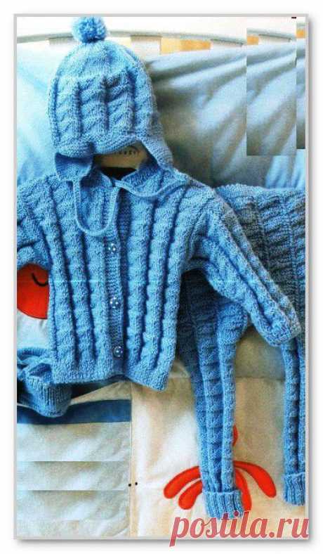 Вязание детям спицами. Фотогалерея моделей для детей от 0 до 3 лет. Однотонный комплект с рельефными узорами: пинетки, шапочка, кофточка и штанишки для мальчика 6-12 месяцев