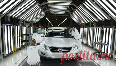 Суд взыскал с Volkswagen 16,9 млрд рублей. Но ГАЗ может не получить эти деньги. ГАЗ отсудил у Volkswagen 16,9 млрд руб. убытков из-за прекращения сборки автомобилей немецкого концерна в РФ. Несмотря на это решение, по мнению опрошенных &quot;Газетой.Ru&quot; экспертов, получить с ответчика эти деньги у российского предприятия может не получиться. Подробности — в нашем материале.