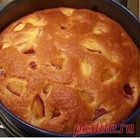 Быстрый, легкий и очень вкусный фруктовый пирог с 
тестом, как в маффинах

Приготовьте такой пирог к чаю. Порадуйте себя, любимых родных или гостей вкусной летней выпечкой)) Результатом останетесь очень довольны!

Ингредиенты:
1 яйцо
150 гр сахара
200 мл сметаны (кефира)
100 мл раст. масла
200 гр муки
1 пакет разрыхлителя
Щепотка лимонной кислоты
Фрукты/ягоды для начинки

Приготовление:

Яйцо + сахар - взбить.
+ сметана + масло - взбить.
+ мука + разрыхлитель + лимонная ки...