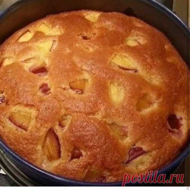 Быстрый, легкий и очень вкусный фруктовый пирог с 
тестом, как в маффинах

Приготовьте такой пирог к чаю. Порадуйте себя, любимых родных или гостей вкусной летней выпечкой)) Результатом останетесь очень довольны!

Ингредиенты:
1 яйцо
150 гр сахара
200 мл сметаны (кефира)
100 мл раст. масла
200 гр муки
1 пакет разрыхлителя
Щепотка лимонной кислоты
Фрукты/ягоды для начинки

Приготовление:

Яйцо + сахар - взбить.
+ сметана + масло - взбить.
+ мука + разрыхлитель + лимонная ки...