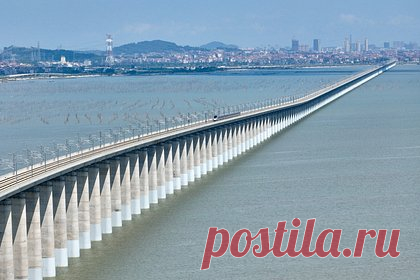 В Китае построили железную дорогу через море. В Китае запустили высокоскоростную железную дорогу, соединяющую по морю провинции Фуцзянь Фучжоу и порт на побережье Тайваньского пролива Сямэнь. Максимальная скорость, которую могут развивать поезда, — 350 километров в час. Протяженность железной дороги составляет 277 километров.