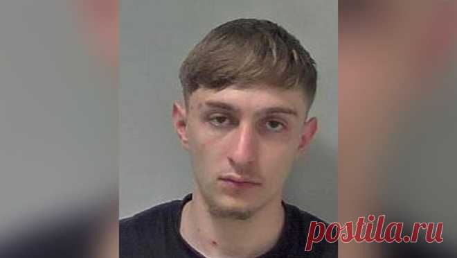 Мать нашла в комнате сына пистолет и сдала ребенка в полицию. В Англии 20-летнего мужчину посадили в тюрьму после того, как мать нашла в его комнате пистолет, пишет Daily Mail. Женщина сообщила о своей находке в полицию. Оуэн Уокер спрятал оружие в полотенце, которое нашла его мать во время уборки в ...