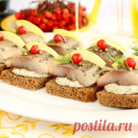 Закуски: Паштет из куриных потрохов, Кабачковая икра в мультиварке, Канапе с селедкой, Яичный рулет с сыром, Сушеные помидоры