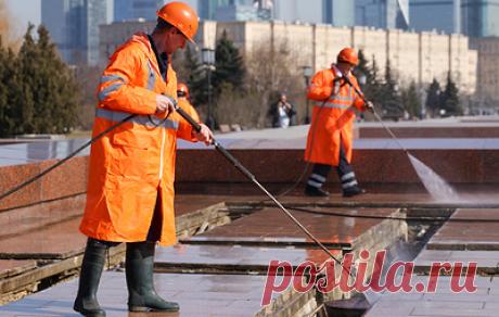 На Поклонной горе начали промывку фонтанного комплекса "Годы войны". Комплекс состоит из пяти одинаковых прямоугольных чаш из темно-красного гранита, в каждой из которых бьет 45 вертикальных водных струй