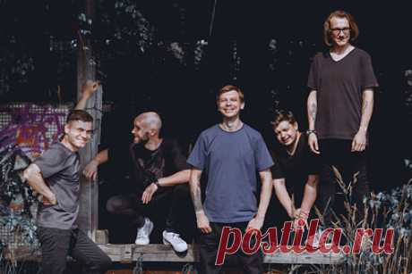 Суд отменил решение о признании песни «Порнофильмов» экстремистской. Областной суд в Волгограде отменил решение районного суда о признании песни «Нищих убивай!» панк-группы «Порнофильмы» экстремистской. «Мы ходатайствовали о восстановлении срока обжалования, потому что об этом стало известно позже, и волгоградский суд принял жалобу», — сказал адвокат коллектива Павел Чиков.