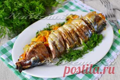 Фаршированная скумбрия, запеченная в духовке Фаршированная скумбрия, запеченная в духовке - блюдо, достойное даже самого изысканного и разнообразного праздничного стола.