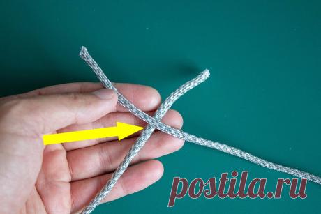 Оказывается, многие НЕправильно связывают веревки. Показываю, в чем кроется ошибка простого узла  ― узел “стремя”, который можно завязать двумя способами: 1. Захватить веревку за оба конца двумя пальцами левой руки, зажать ее между большим и указательным пальцами правой руки, а затем затянуть узел. 2. Взять веревку в левую руку, завести ее под себя и захватить правой рукой. Затянуть узел так, чтобы веревка