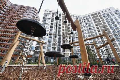 Москвичи увидели на детской площадке красный фаллос