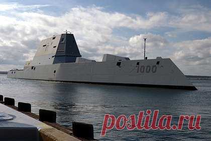 Командование ВМС США объяснило букву Z на пришедшем в Японию эсминце. Командование Военно-морских сил (ВМС) в Японии объяснило, почему на корме эскадренного миноносца типа Zumwalt, прибывшего на базу Йокосука возле Токио, изображена латинская буква Z. Утверждается, что эсминец имеет прозвище «зум-сан» и выглядит так, будто его «разрезали ножом».