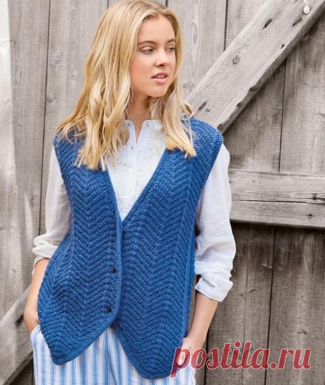 Жилет с узором «елочка» Жилет прямого покроя станет незаменимой деталью вашего гардероба &mdash; такая классика отлично сочетается со многими вещами.Размеры36/38 (40/42-44/46-48/50)Вам потребуетсяПряжа (70% шерсти, 30% шерсти альпака; 112 м/50 г) &mdash; 300 (350-400-400) г джинсово-синей; спицы №4,5; круговые...