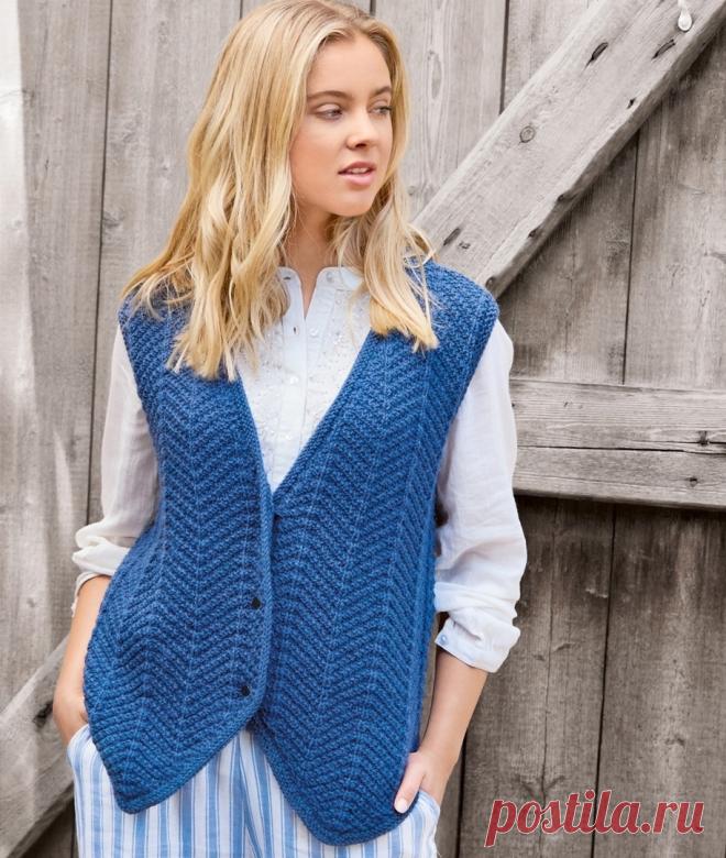 Жилет с узором «елочка» Жилет прямого покроя станет незаменимой деталью вашего гардероба — такая классика отлично сочетается со многими вещами.Размеры36/38 (40/42-44/46-48/50)Вам потребуетсяПряжа (70% шерсти, 30% шерсти альпака; 112 м/50 г) — 300 (350-400-400) г джинсово-синей; спицы №4,5; круговые...