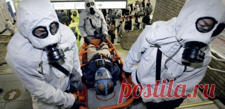 В 1993 году члены японской секты Аум Синрикё в течение двух дней распыляли споры сибирской язвы в одном из пригородов Токио. Эта акция могла бы стать причиной многих тысяч смертей, однако сектанты по ошибке использовали бактериальный штамм, применяемый для вакцинации коров. Так что вместо «желаемого эффекта» они, наоборот, нечаянно привили местным жителям иммунитет от страшного заболевания.