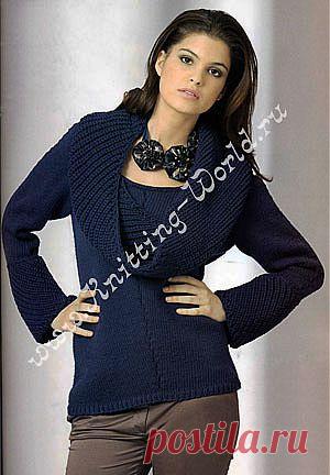 Вязаный спицами тёмно синий джемпер.