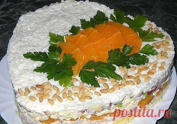 Слоёный салат с курицей, апельсинами и плавленым сыром