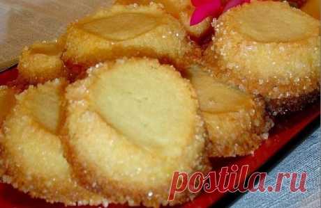 Потрясающее печенье от великого французского кондитера Пьера 
Эрме…хрустящее снаружи, нежное и рассыпчатое внутри…просто тает во рту!​

Размягчённое сливочное масло (230 г )растереть с сахарной пудрой (100 г)
 до однородности, добавить 1/4 ч.ложки соли,0.5 ч.ложки ванильного 
экстракта(я добавила 1 г ванилина), ввести просеянную муку(330 г). 
Быстро замесить мягкое тесто,собрав его в шар.
Разделить тесто на 3 части,скатать из каждой части "колбаску»,диаметром 
2-3 см,завер...