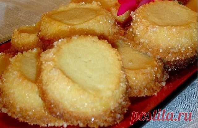 Потрясающее печенье от великого французского кондитера Пьера 
Эрме…хрустящее снаружи, нежное и рассыпчатое внутри…просто тает во рту!​

Размягчённое сливочное масло (230 г )растереть с сахарной пудрой (100 г)
 до однородности, добавить 1/4 ч.ложки соли,0.5 ч.ложки ванильного 
экстракта(я добавила 1 г ванилина), ввести просеянную муку(330 г). 
Быстро замесить мягкое тесто,собрав его в шар.
Разделить тесто на 3 части,скатать из каждой части 