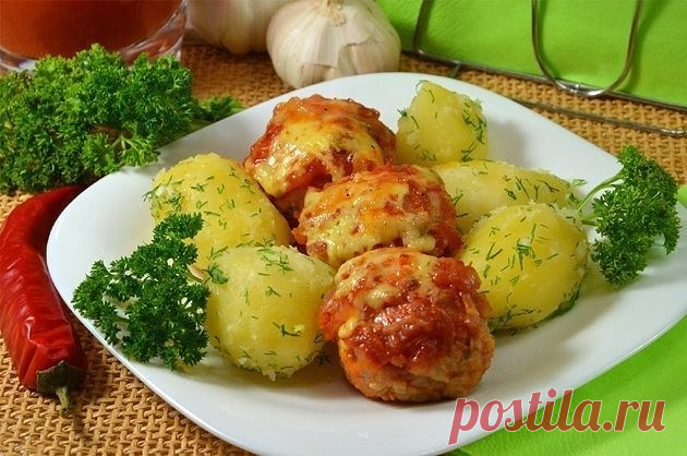 Нежнейшие тефтельки
··Ингредиенты:
Мясной фарш — 500 г
Лук — 2 шт.
Крупные помидоры или томатный сок — 4–5 шт. или 300–400 мл
Яйцо — 1 шт.
Твердый сыр — 150 –200 г
Рис — 2–3 ст. л.
Чеснок — 1–2 зубчика
Сахар — 1 ст. л.
Зелень — 2–3 веточки
Соль — по вкусу
Перец — по вкусу
··Приготовление:
Сыр натираем на мелкой терке, одну луковицу мелко нарезаем, рис отвариваем до полуготовности, а зелень измельчаем ножом.

Все компоненты вместе с солью и черным перцем добавляем в фарш и ...